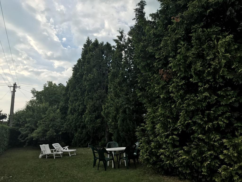 Retro Haz Pension Balatonszabadi Fürdőtelep Buitenkant foto